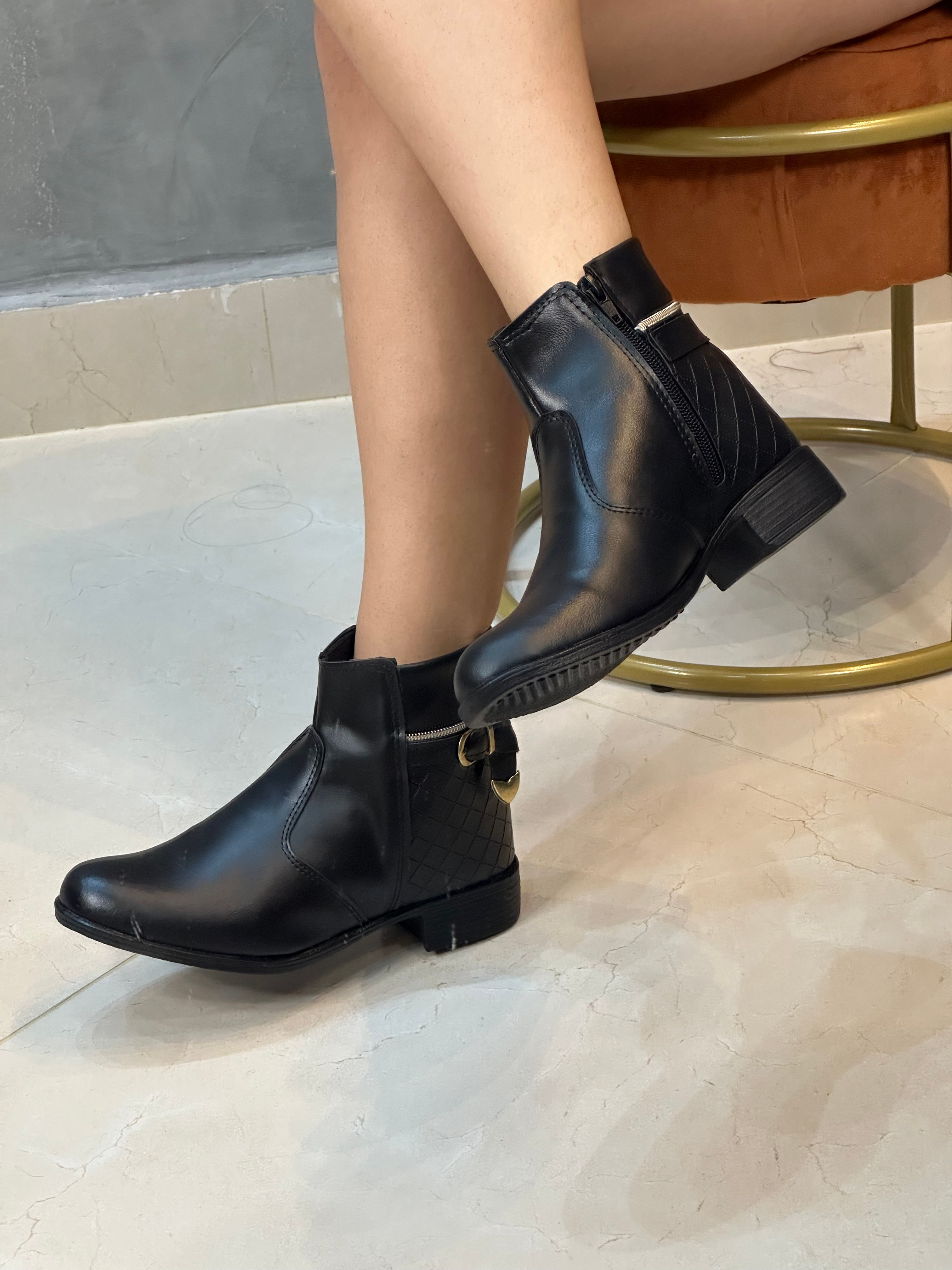 Bota cano curto preta