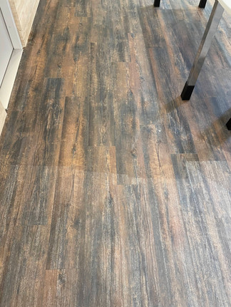 A képeken jól látszik, ahogy szépen tisztul a Vinyl-padló a hengerkefés súrológép után!