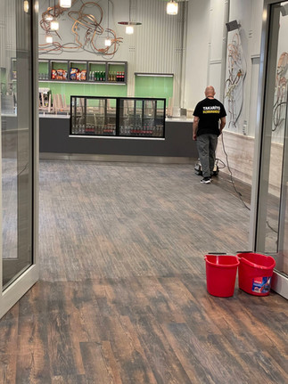 A képeken jól látszik, ahogy szépen tisztul a Vinyl-padló a hengerkefés súrológép után!