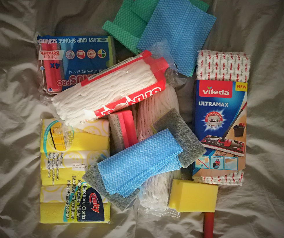 Takarításhoz használt eszközök. Szivacs, mikrószálas törlőkendő, rongy, felmosófej