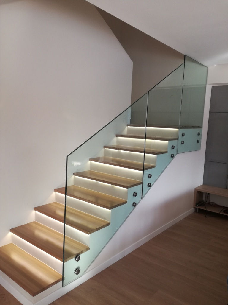 Treppe-mit-Glasgeländer