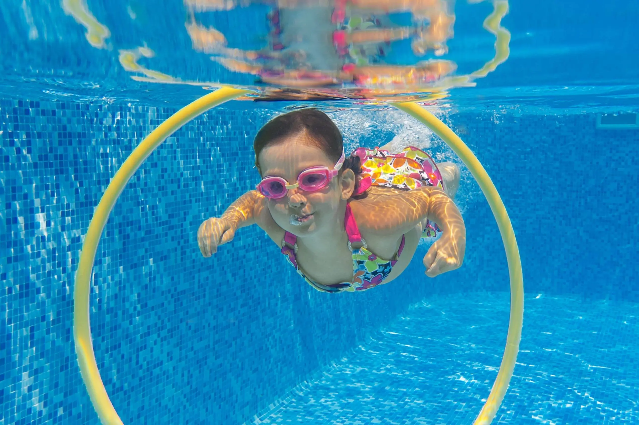 apprentissage-natation-enfant-cerceau-scaled.jpg.webp