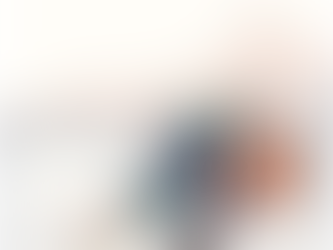 Reisegepäck liegt vor einer Berglandschaft