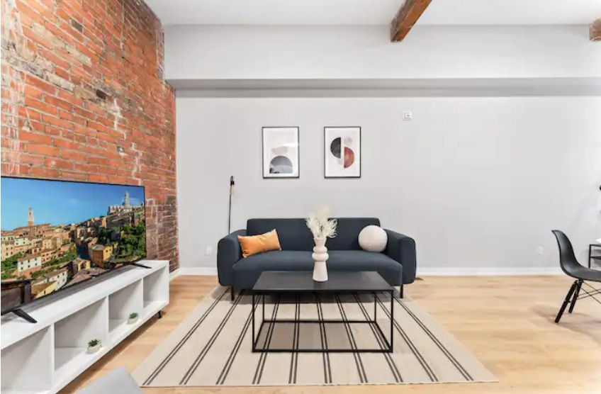 Chic Red Bricks Loft 204 - 2 Bed in Downtown