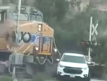 "1초만 늦었으면.." 기차와 충돌 직전 어린이 구조