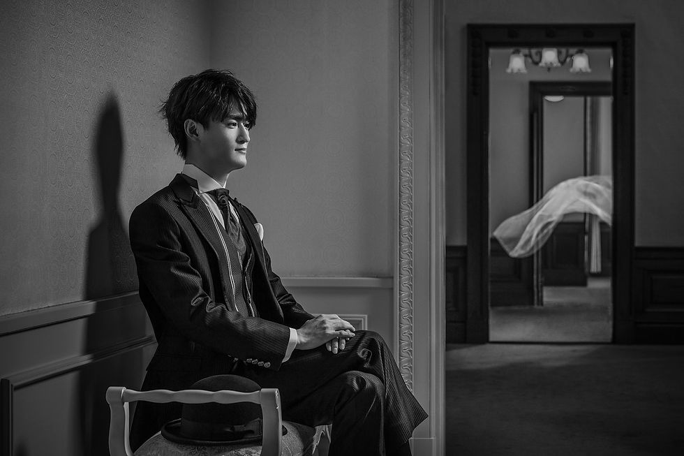 花嫁の仕度を待つ新郎