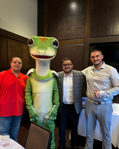 Miembros del equipo de Simmerer Insurance en un evento de la agencia