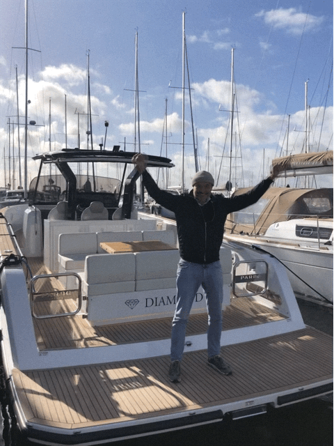 Jubelnder Yachteigner