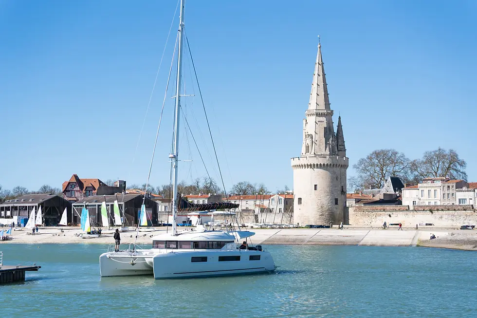 "Photo d’un événement à La Rochelle, rassemblant des participants près du Vieux-Port "