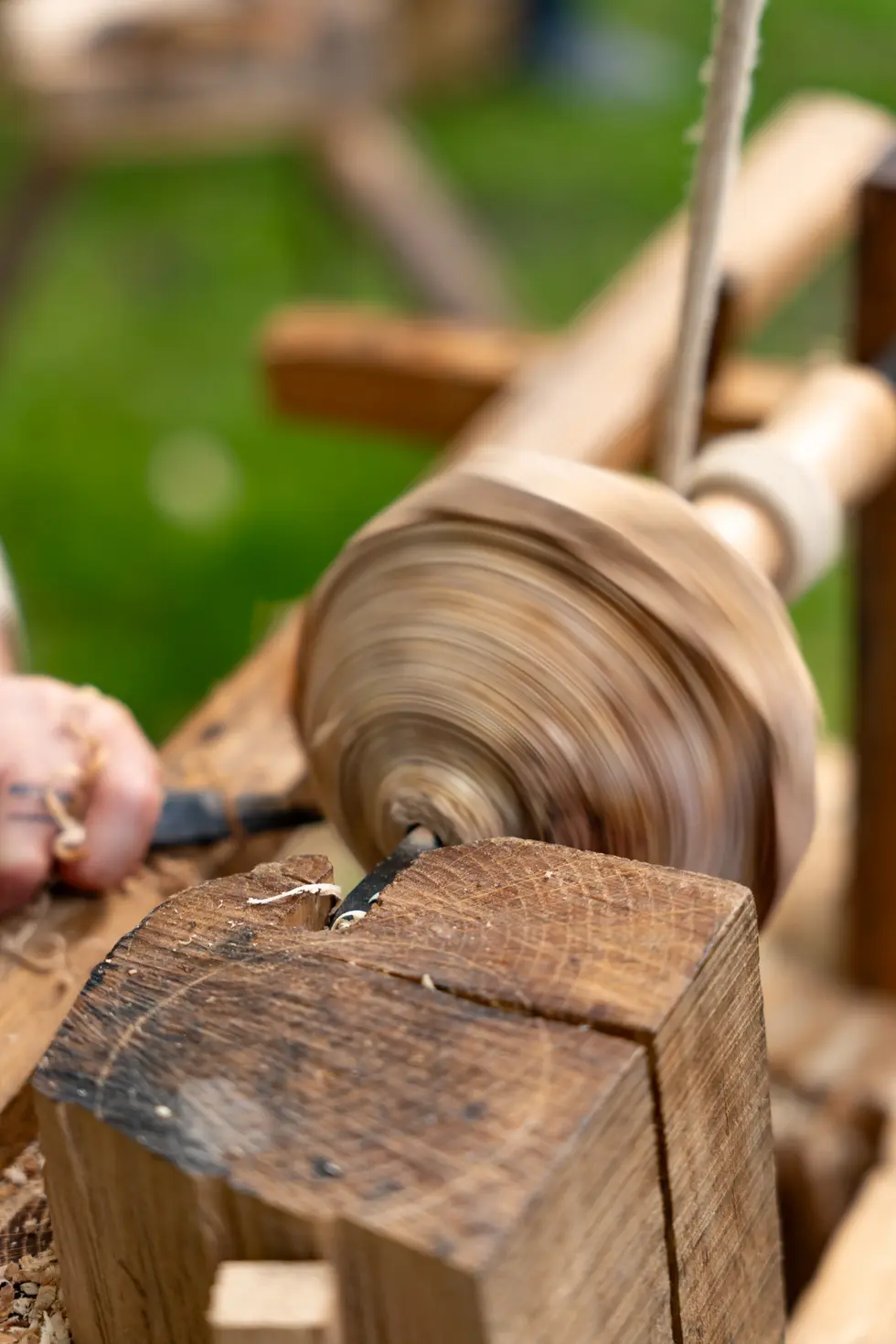 Gros plan sur le tour à bois artisanal en mouvement lors d'un atelier de métiers d'autrefo