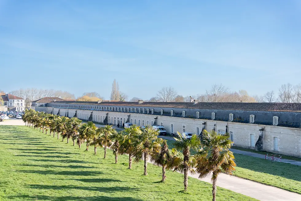 " Image d’un événement à Rochefort, avec participants réunis près de la Corderie Royale"