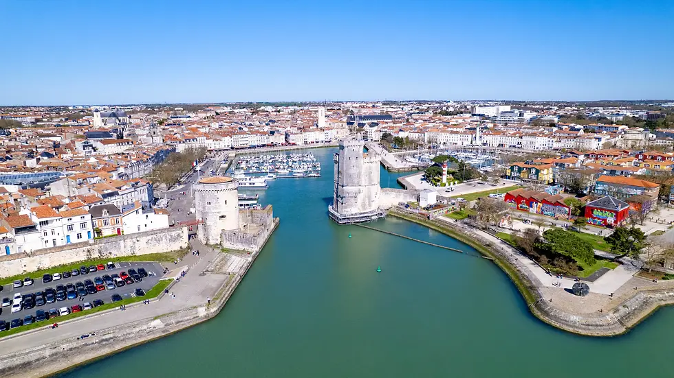 "Photo d’un reportage à La Rochelle, capturant la vie locale autour du Vieux-Port"