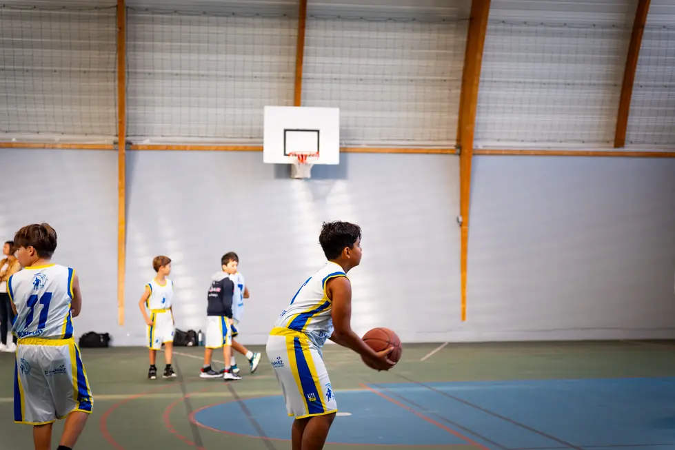Jeune basketteur se préparant pour un lancer franc lors d'une rencontre de championnat dép