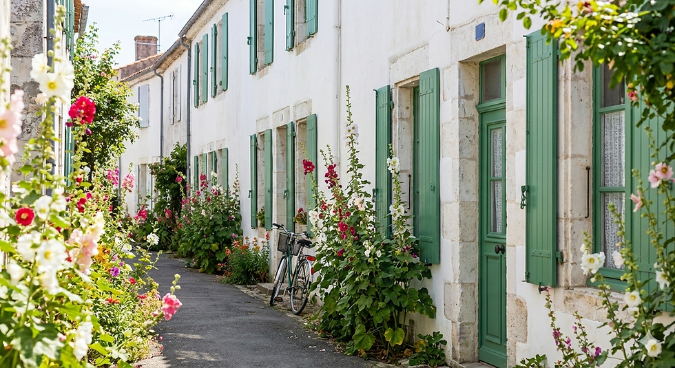 "Photo d’une maison typique de l’Île de Ré, avec façade blanche et volets verts"