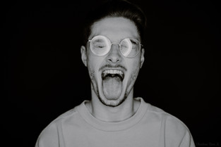 Portrait d'homme qui tire la langue en noir et blanc