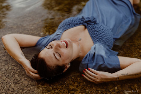 Femme allongée dans l'eau