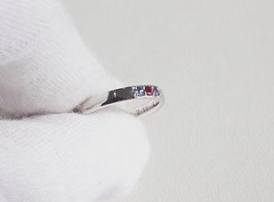 3種類の宝石を埋め込んだオリジナルデザインの結婚指輪。