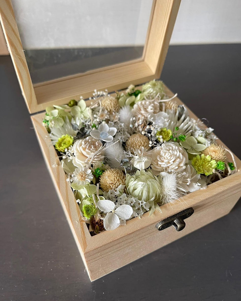 白と緑の花でお仕立てしたフラワージュエリーボックス