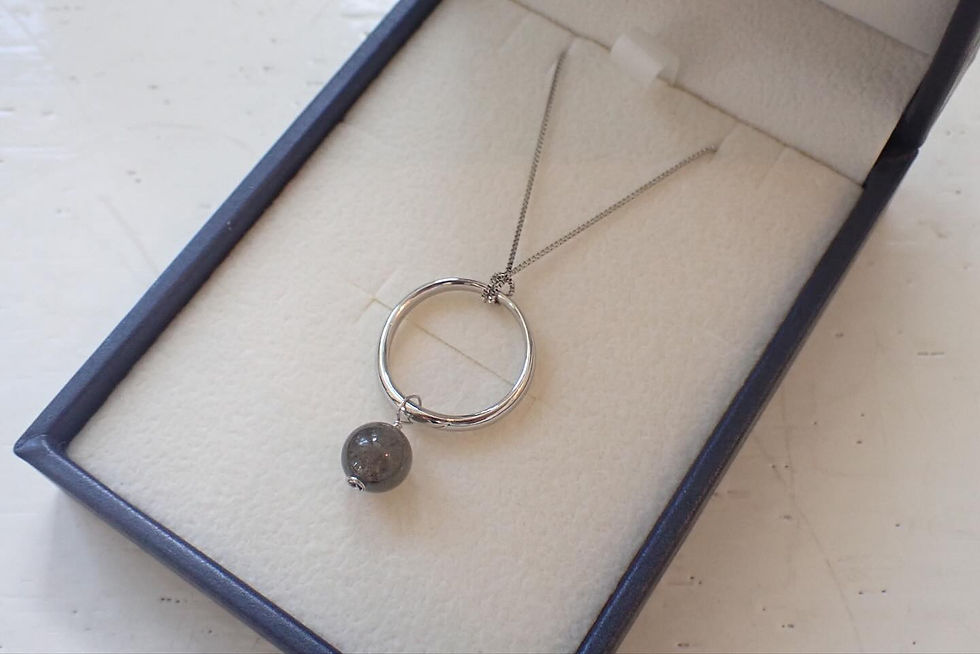 指から抜けなくなった結婚指輪。切断し、ネックレスへとお仕立てしました。