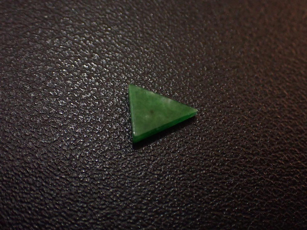 濃い緑色の翡翠のルース