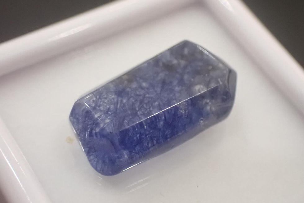 水晶の中にディモルティエライトが入った鉱物
