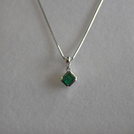 エメラルドの指輪をネックレスにジュエリーリフォームしました。