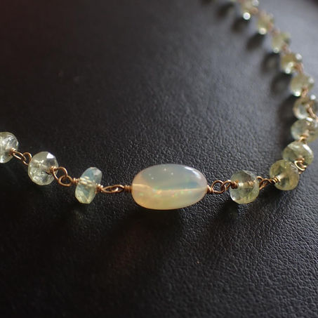 オパールとクリソベリルを使った手編みのネックレスをお迎え頂きました。