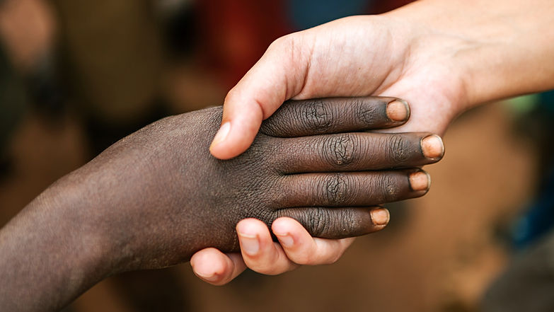 Apretón de manos interracial