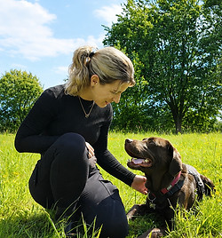 Laura, Assistenzhundetrainerin mit Labrador einer Kundin