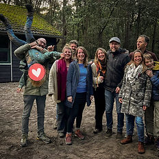 Groepsfoto van de Oerervers voor het scoutingsgebouw van de Markiezaatsgroep