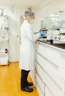 Foto de Jonathan Borba: https://www.pexels.com/pt-br/foto/mulher-de-pe-laboratorio-experiencia-15831824/