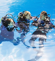 Entrenamiento de buceo en piscina