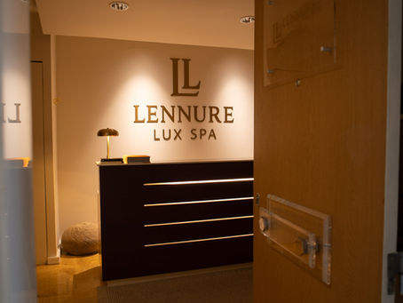 Duas terapeutas executando massagem a quatro mãos"; "Gel escorregadio de massagem Nuru sobre uma mesa de madeira