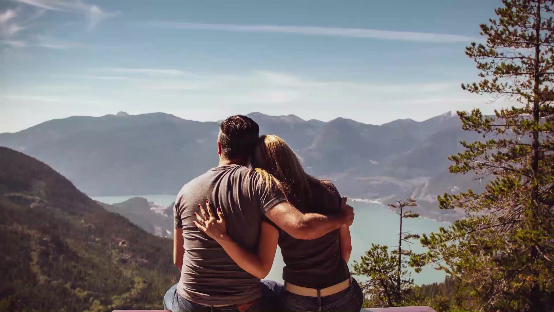 Casal diante de montanhas e paisagem natural