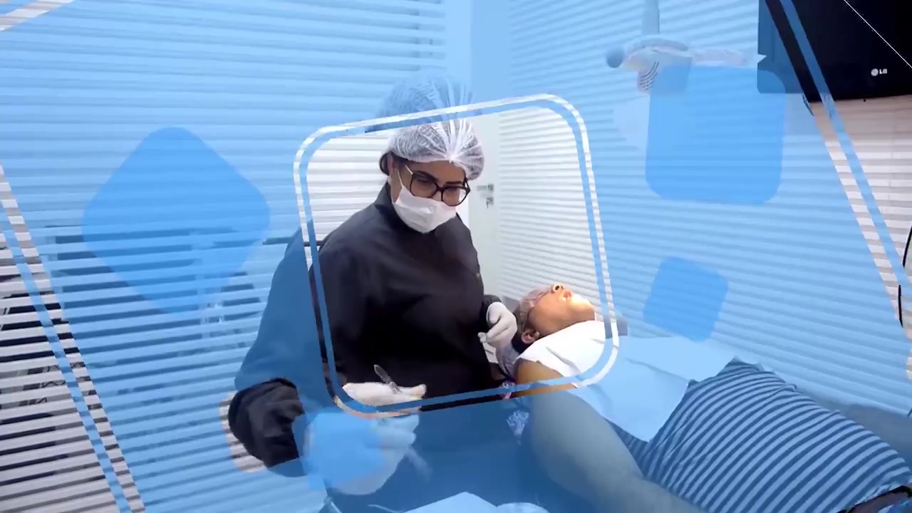 Profissional realizando atendimento odontológico