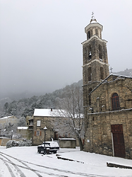 église enneigée village hiver