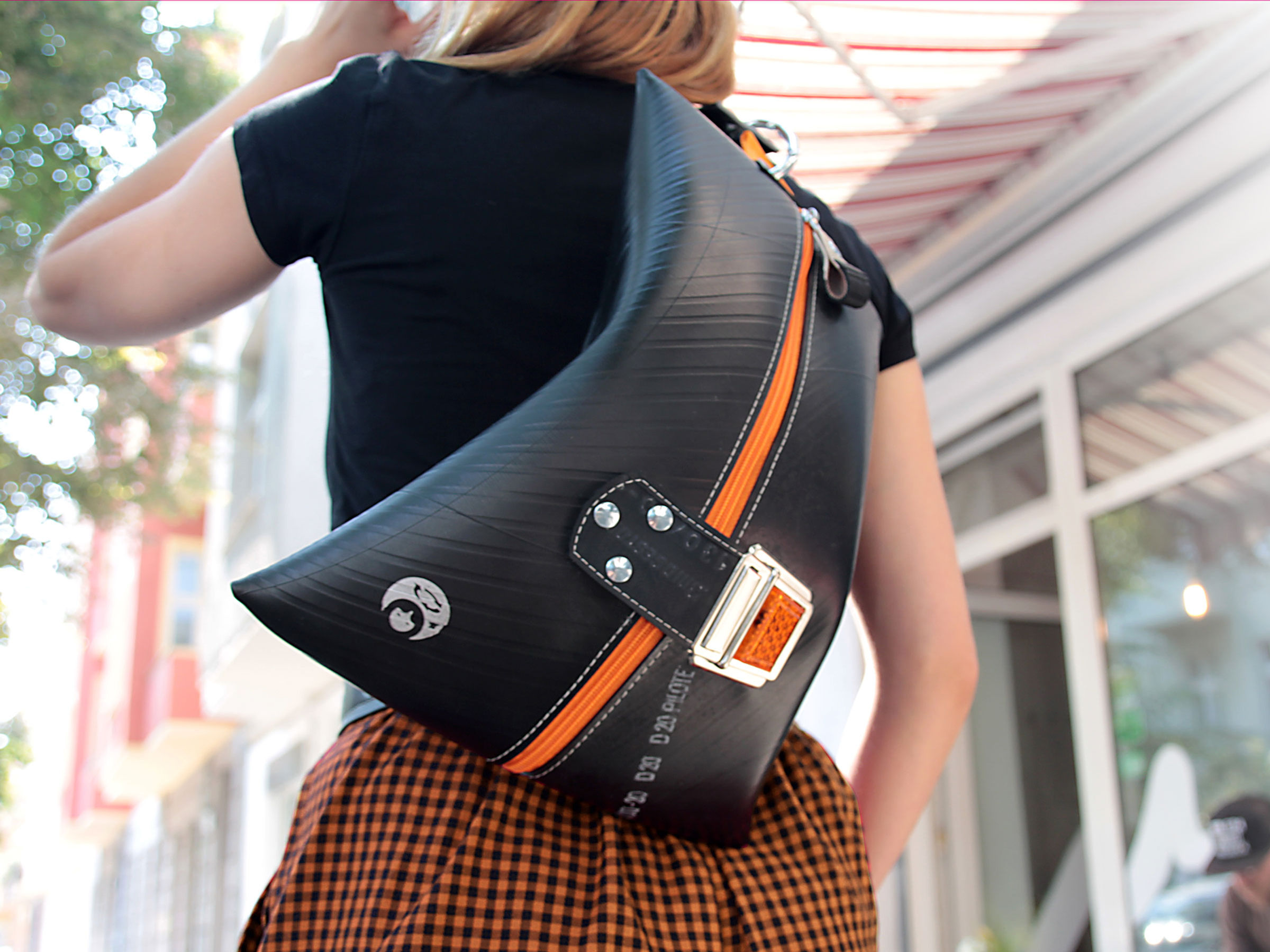 Crossbodybag aus recyceltem Schlauch