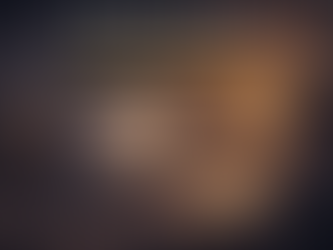 Persona escribiendo en ordenador portátil con notas y calendario editorial sobre la mesa, representando la planificación y gestión profesional de contenidos para un blog de empresa.