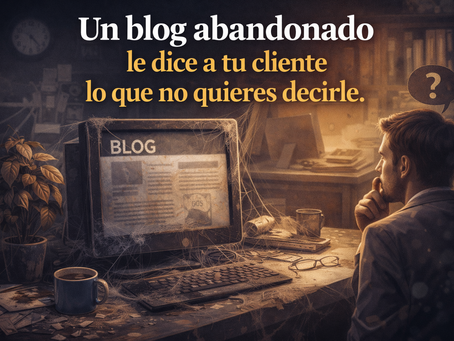 Persona escribiendo en ordenador portátil con notas y calendario editorial sobre la mesa, representando la planificación y gestión profesional de contenidos para un blog de empresa.