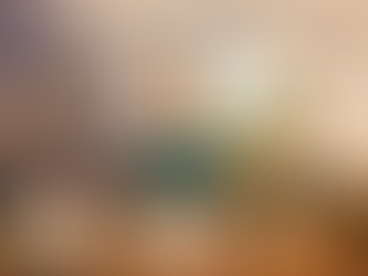 Escritorio ordenado con cuaderno, café y luz natural, símbolo de calma y productividad en el trabajo remoto