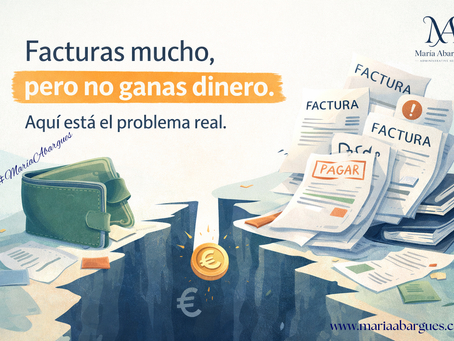 Empresaria revisando facturas pendientes en ordenador con expresión de preocupación, representando el problema del descontrol administrativo en negocios que facturan pero no cobran a tiempo.