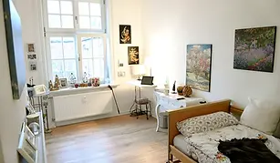 zimmer eines Bewohners im 'Haus für morgen' mit gemütlicher Einrichtung.