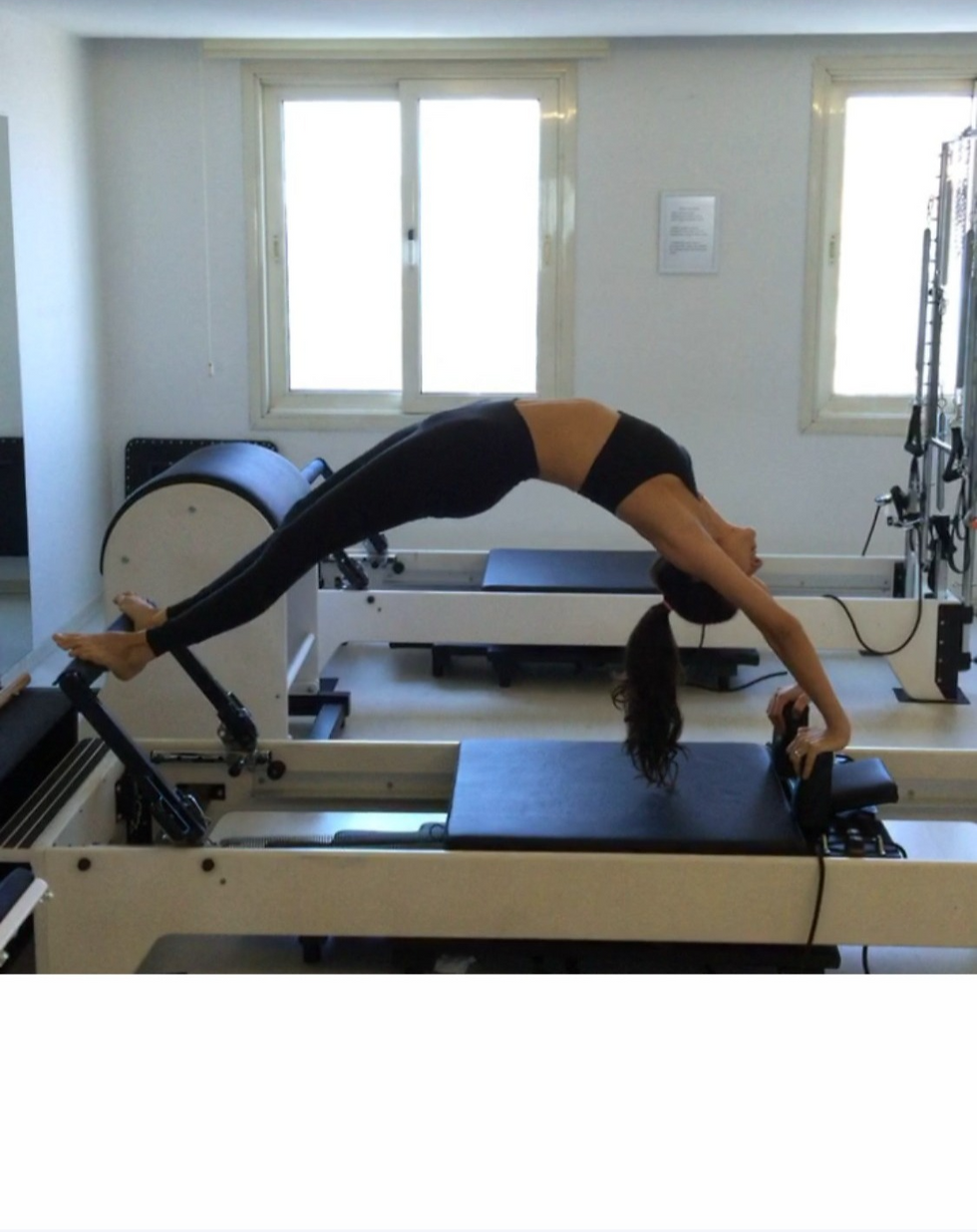Yüksek açıdan reformer pilates makinesi ve pilates minderi