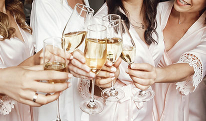 Frauen stoßen an bei QUIZ ZONE Hamburg