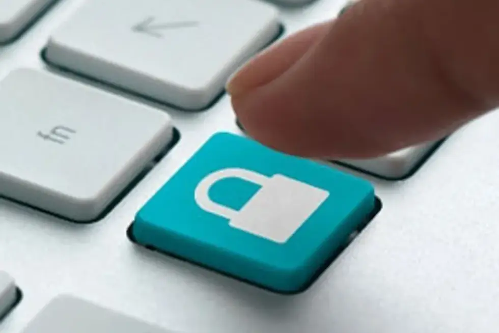 Senhas fracas são uma das principais causas de invasões. O caso recente do Museu do Louvre, que usava senhas como “Louvre123”, mostrou como até instituições renomadas podem ser vulneráveis.