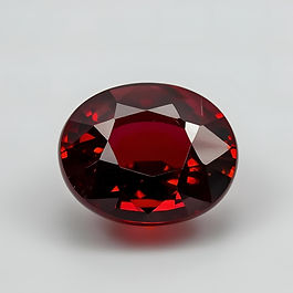 Le grenat est un groupe de silicates (principalement almandin, pyrope, grossulaire, spessartite, andradite), formé lors du métamorphisme de roches riches en aluminium et en fer. Sa structure cristalline cubique lui confère éclat et robustesse. Fait marquant : il a été utilisé comme talisman de protection et de courage depuis l’Antiquité, et certains grenats de Madagascar rivalisent avec les plus beaux spécimens mondiaux.