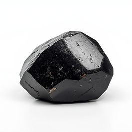 L’hématite est un oxyde de fer (Fe₂O₃), famille des oxydes, formée par précipitation dans les roches sédimentaires, volcaniques ou hydrothermales. Sa structure cristalline lamellaire explique ses reflets métalliques uniques. Fait marquant : son nom vient du grec “haima” (sang), car elle donne une poudre rouge utilisée comme pigment depuis la Préhistoire.