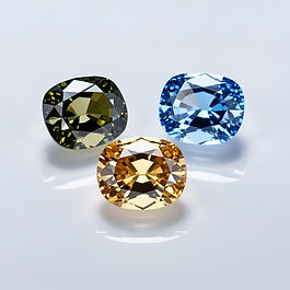 Le zircon est un silicate de zirconium (ZrSiO₄), famille des nésosilicates, formé dans les roches magmatiques et métamorphiques profondes. Il est l’un des plus anciens minéraux terrestres, certains cristaux datant de plus de 4,4 milliards d’années. Fait marquant : le zircon est utilisé par les géologues pour dater la formation de la Terre grâce à sa capacité à piéger l’uranium et le thorium.