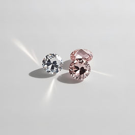 Le zirconia est un oxyde de zirconium synthétique (ZrO₂), cristallisé en laboratoire selon un procédé de fusion à haute température. Il appartient à la famille des oxydes et se distingue par sa structure cubique parfaite, qui lui confère une brillance et une dispersion de la lumière remarquables. Fait marquant : sa création en 1976 a révolutionné la joaillerie, offrant une alternative éthique, abordable et visuellement bluffante au diamant naturel.