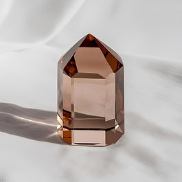 Le quartz fumé est une variété de quartz (SiO₂), famille des silicates, dont la couleur est due à l’irradiation naturelle de l’aluminium dans sa structure cristalline. Il se forme dans les roches magmatiques et métamorphiques, souvent en grandes cristallisations. Fait marquant : certains des plus beaux spécimens proviennent de Madagascar, réputée pour la pureté et la profondeur de ses quartz fumés.